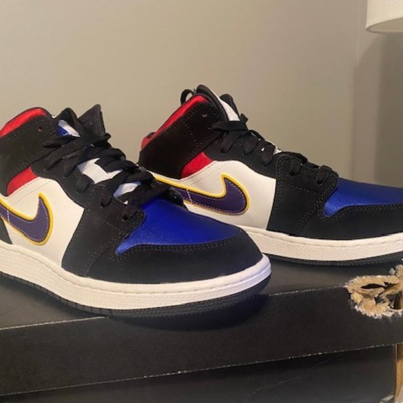 AIR JORDAN 1 MID GS - Picture 2 of 4